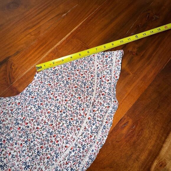 Loft butterfly sleeves perfect this flowy top with easy-going touch of romance. - Picture 12 of 15